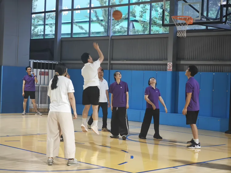 Jump shot in the gym